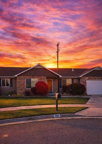 Idaho Falls House | Spacious 5BR Home with Yard & Basement Lounge