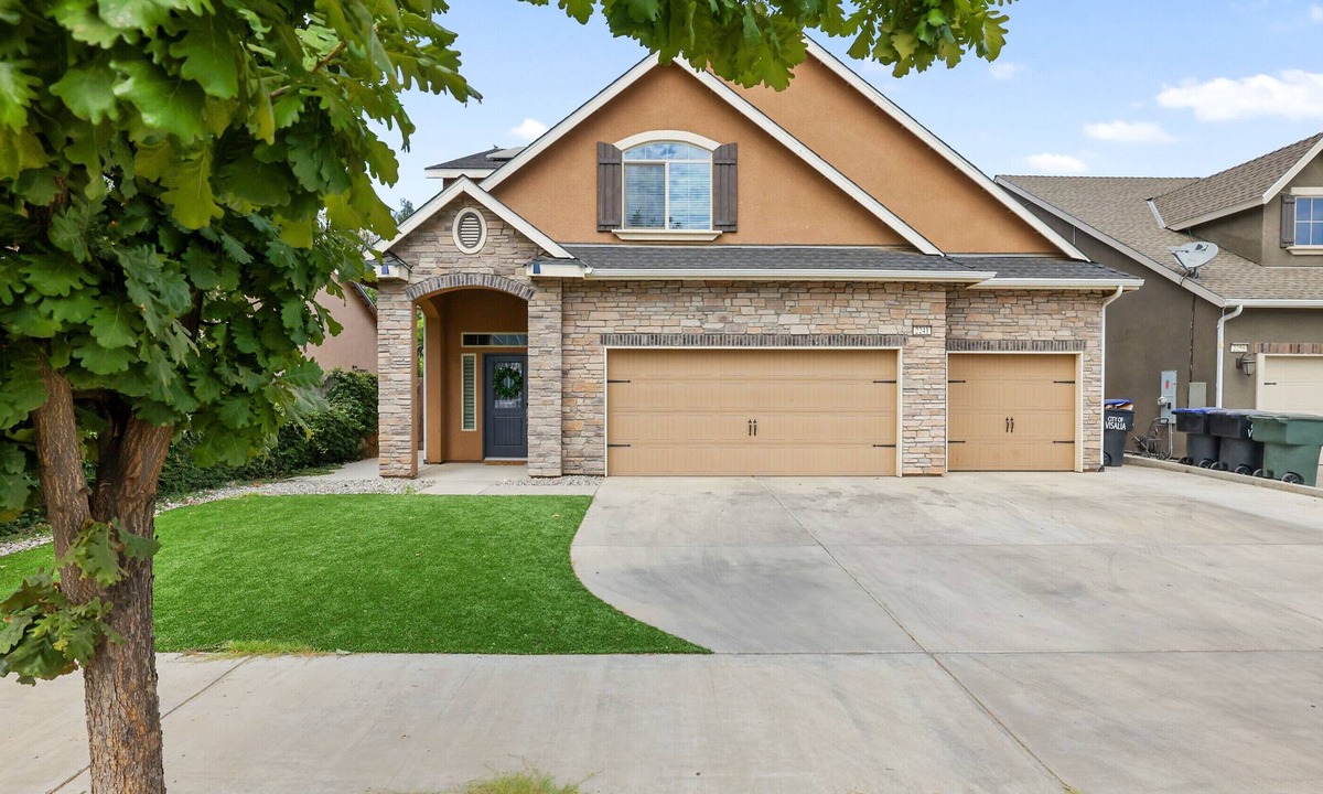 Visalia House | Spacious clean home Near Sequoia National Park