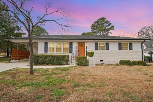 Raleigh House | Spacious Family 3BR Quiet Raleigh Near North Hills Free Parking WiFi