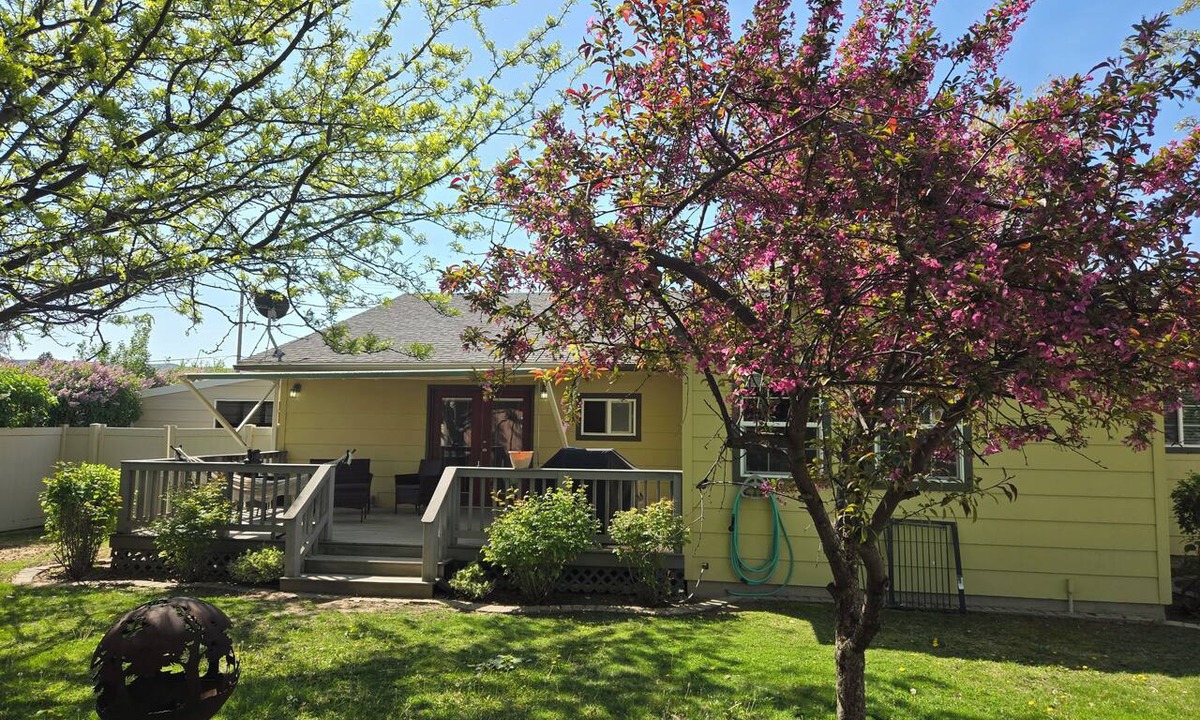 Emmett House | Spacious home in the heart of Emmett