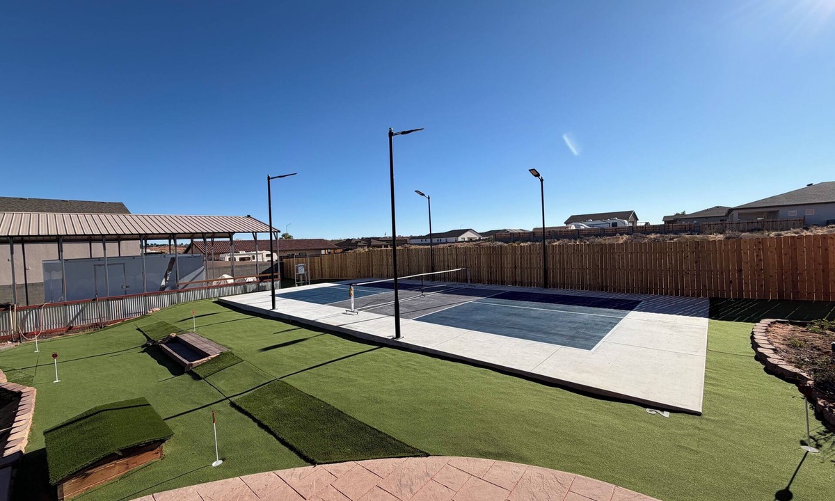 Page House | Spacious Home with private pickleball court, close to all Lake Powell activities