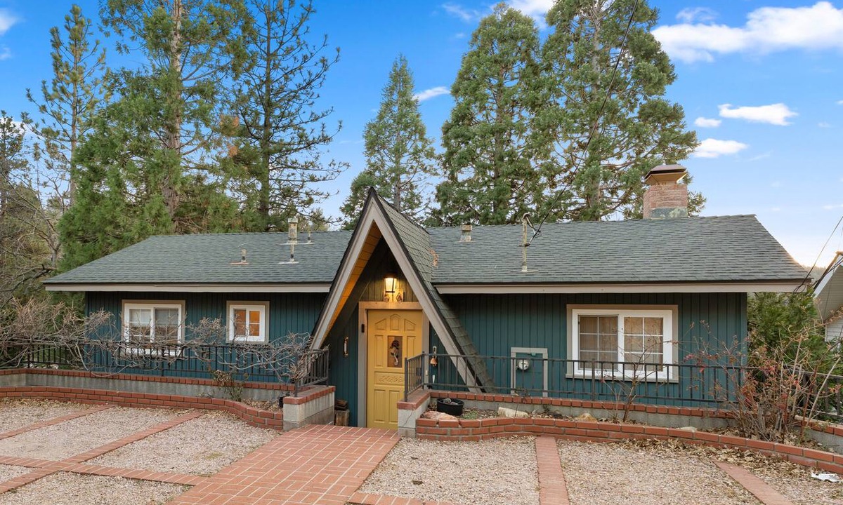 Crestline House | Spacious Lake View Mountain Home - Walk to Lake - Exceptionally Clean
