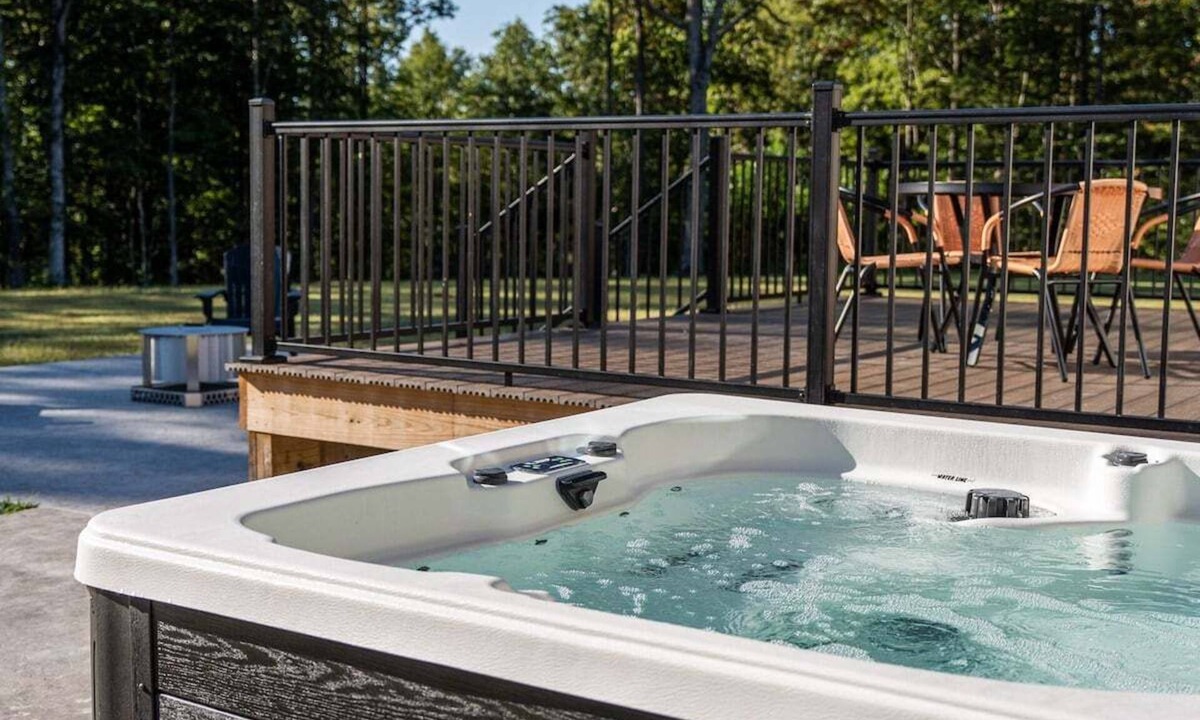 Wallingford House | Spacious Lodge w/Fire Pit & Hot Tub