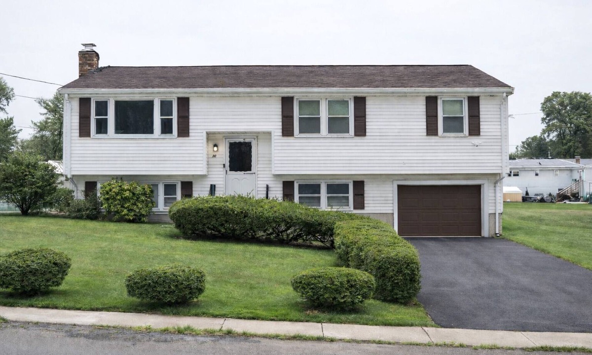 Randolph House | Spacious Raised Ranch Retreat 5 BR, 2 BA