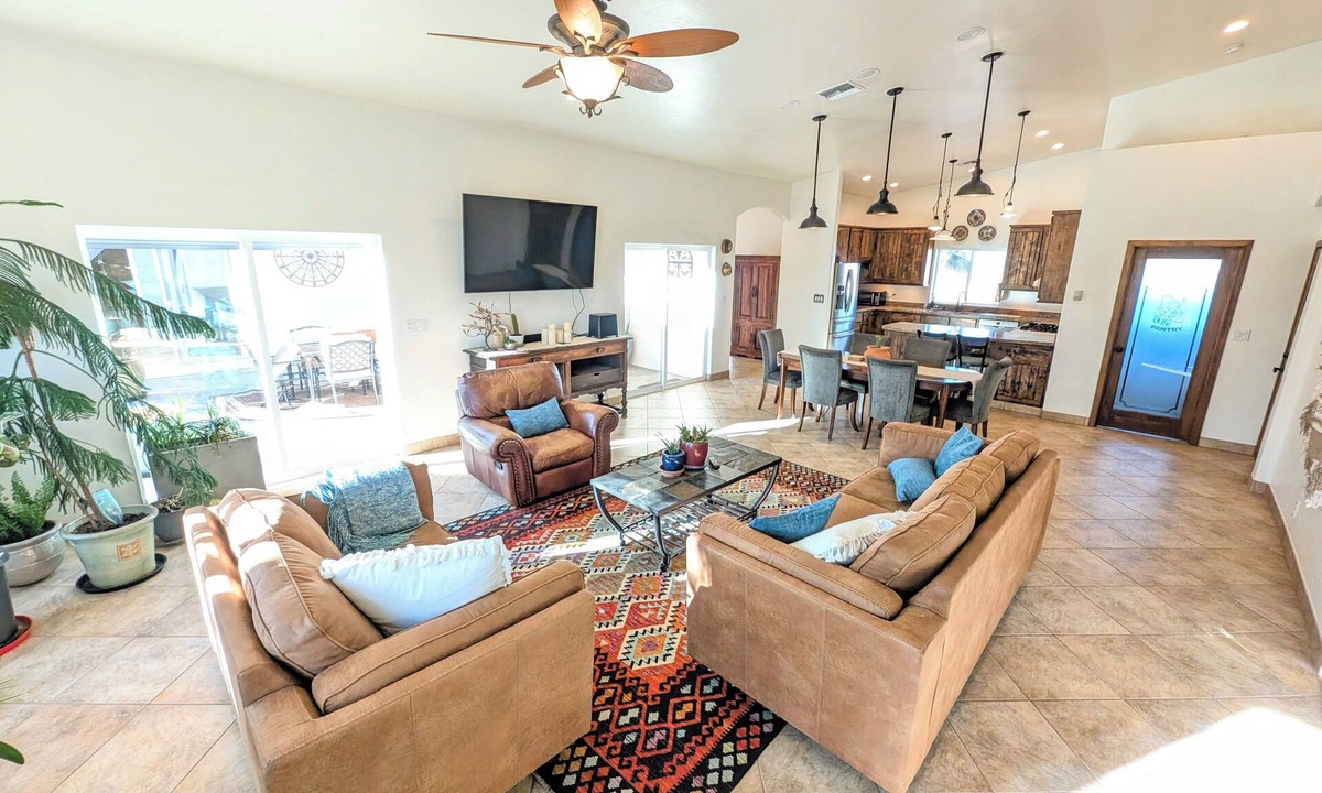 Cochise House | Spacious ranch house with 2 private hot tubs
