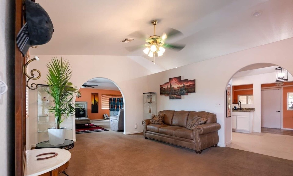 Valentine House | Spacious Route 66 retreat. Golf Course. Pet Friendly. Grand Canyon and Vegas.