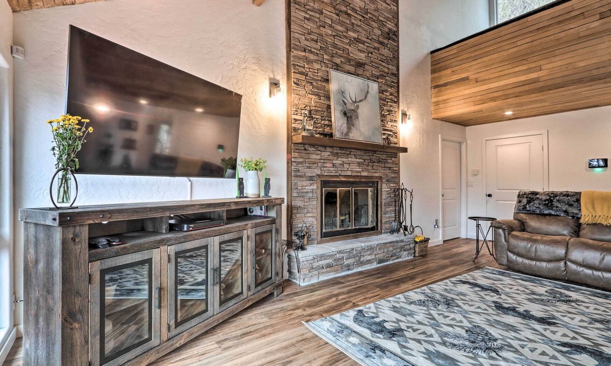 Worley Cottage | Spacious Sun-up Bay Cabin, 20 Min to Downtown Cda!