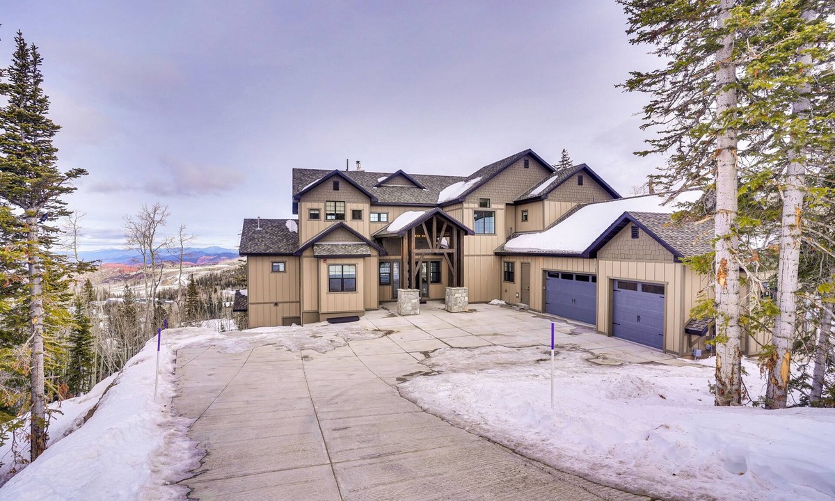 Brian Head Cabin | Spacious Utah Escape w/Balcony & Mountain Views!