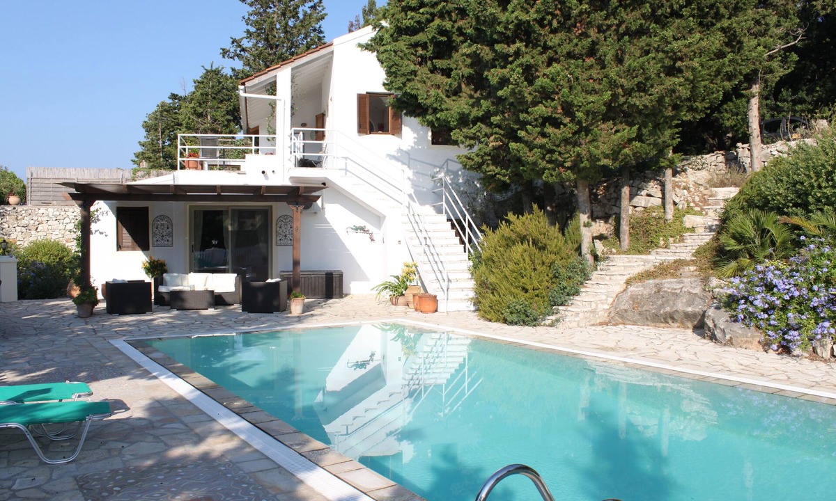 Magazia Villa | Spacious villa in extensive private grounds overlooking Ahai bay near Erimitis