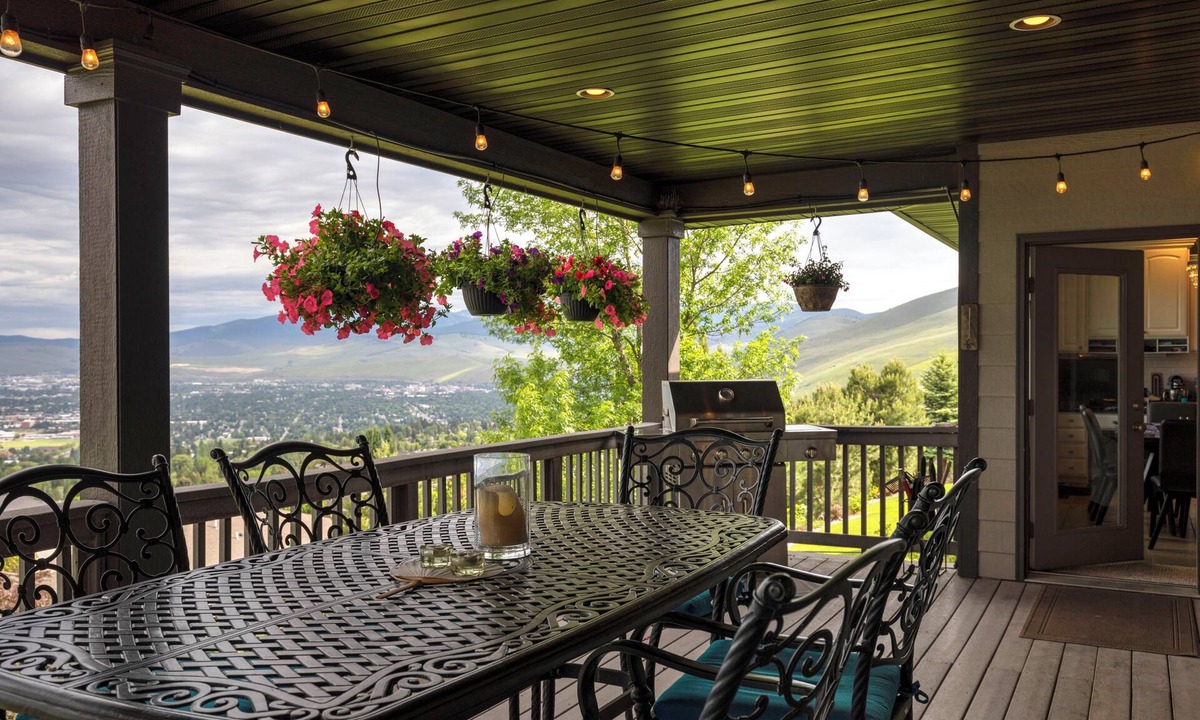 Farviews - Pattee Canyon House | Spacious with stunning views overlooking Missoula with gameroom and gym