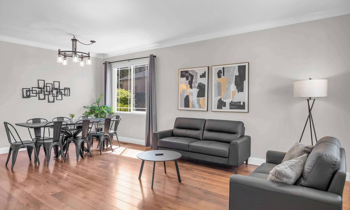 Sparks House | Sparks 2-Storys|18 mins to Downtown|Sleeps 16