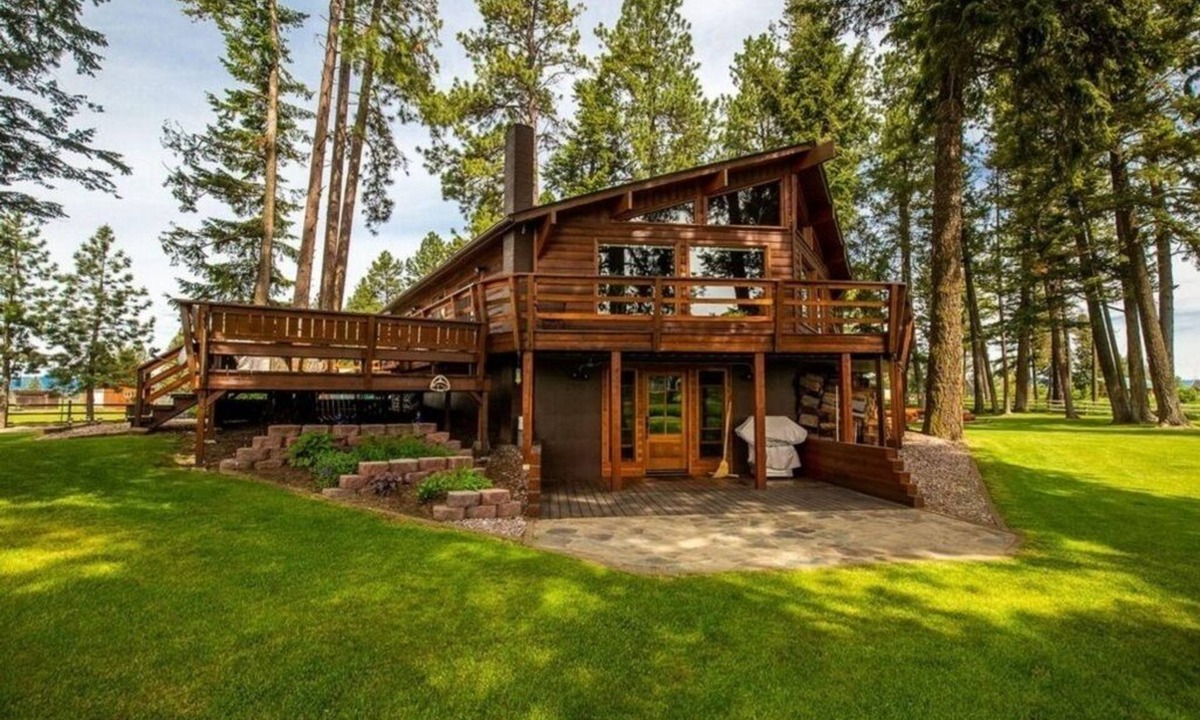 Kalispell House | Spring Creek Cabin is the quintessential Montana vacation property!