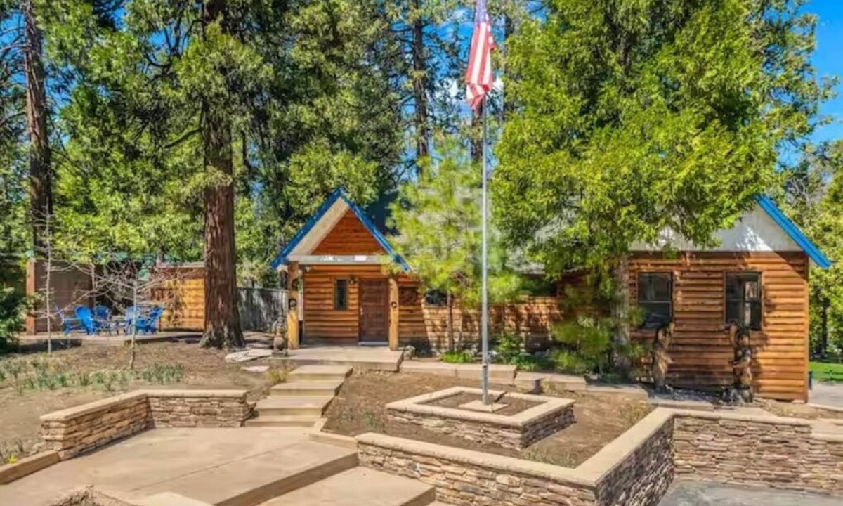 West Village House | Spring Discount! Heart of Shaver! - BBQ & Sleeps 6