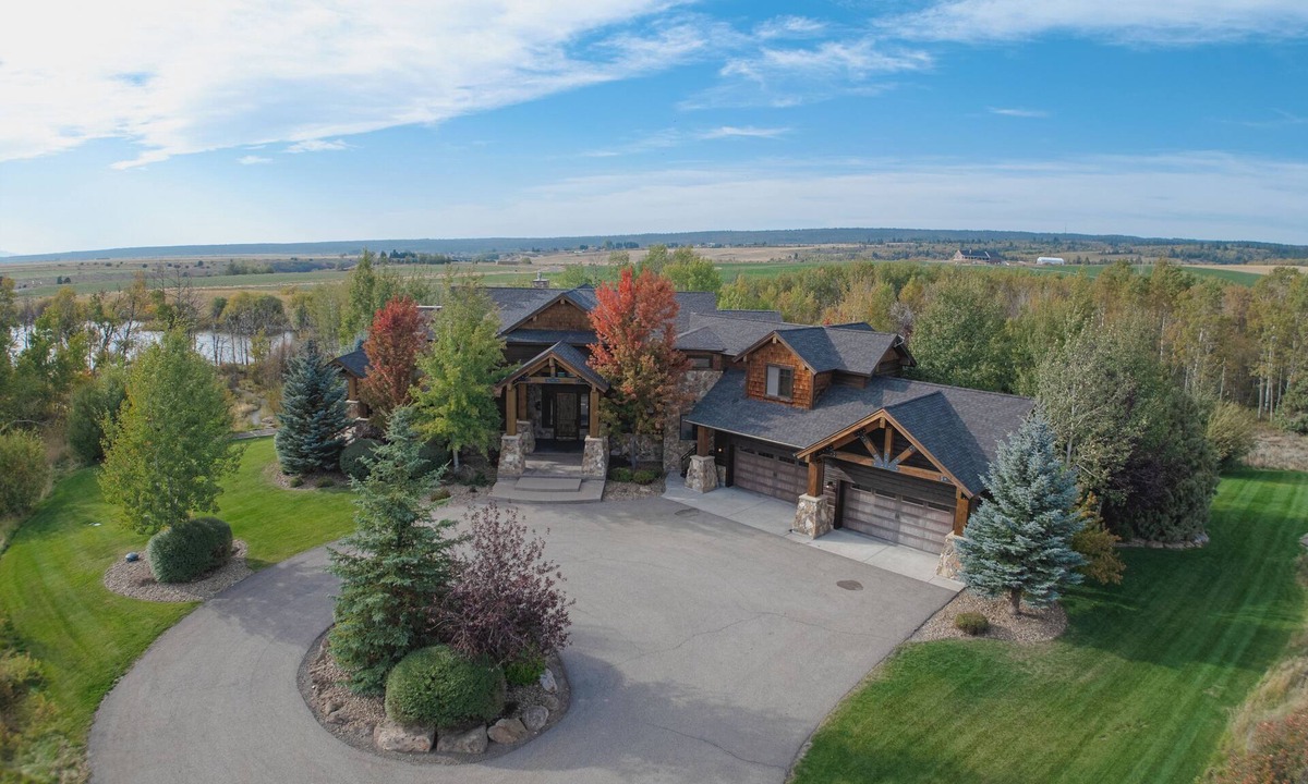 Ashton Cabin | Spring Shores Lodge - Luxury mountain estate on a private lake. With 3 en-suite king bedrooms 4 other bedrooms and 2 large bunkrooms, it sleeps up to 40 guests—perfect for family reunions, retreats, and group getaways in a secluded luxury setting.