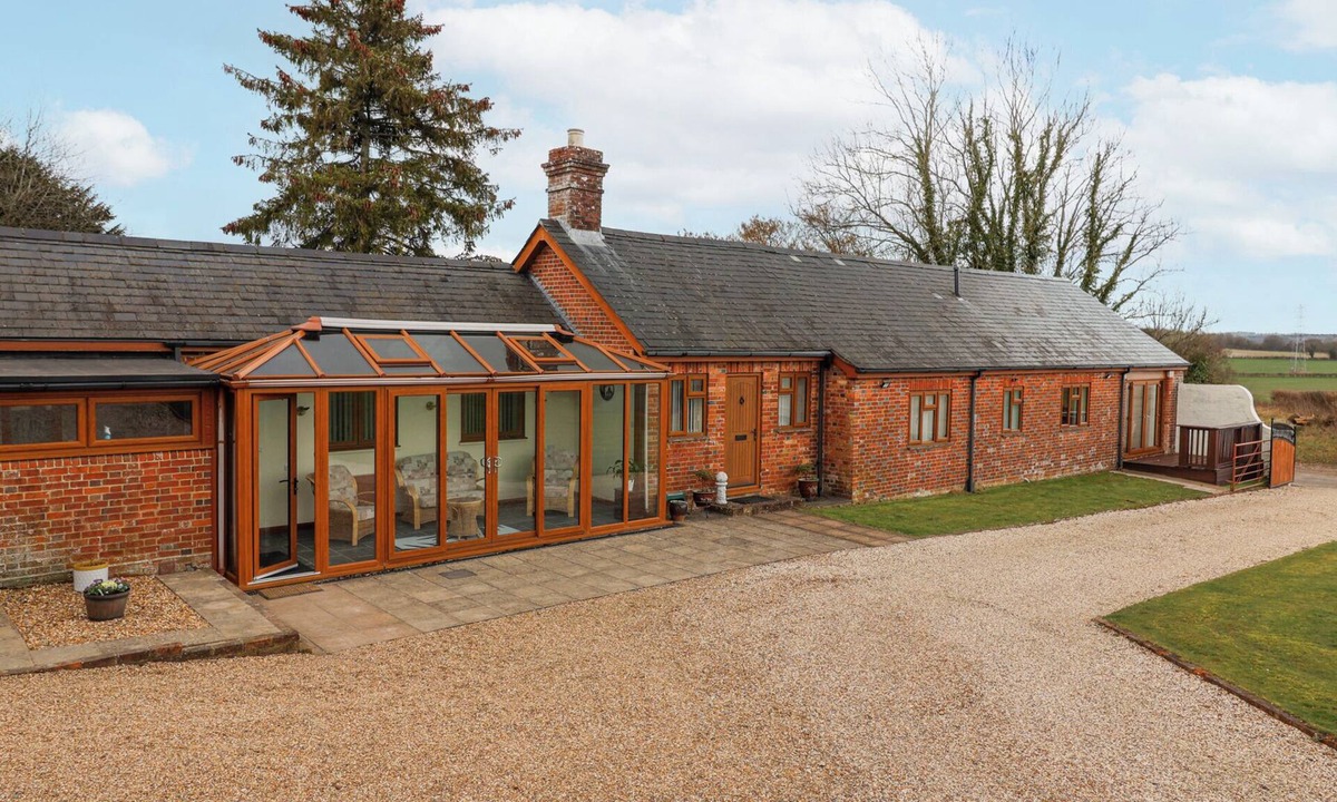 Damerham House | STAPLETON FARM BUNGALOW, pet friendly, with a garden in Alderholt