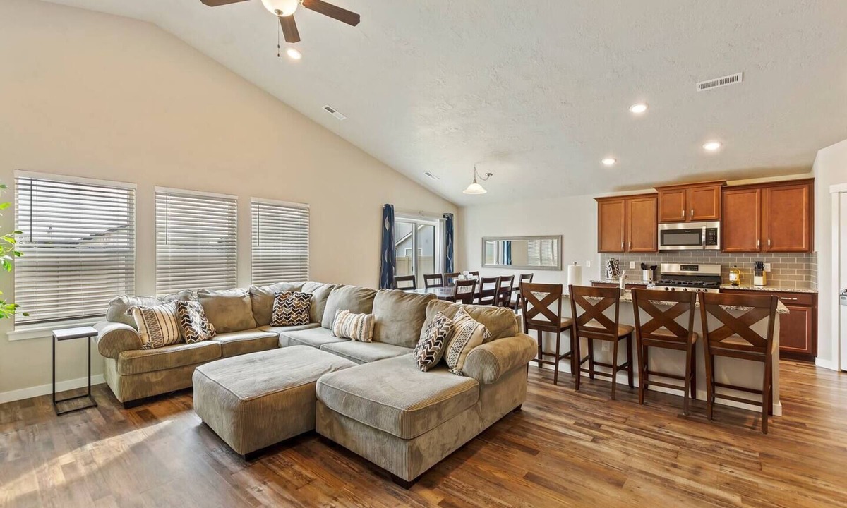 Star House | Star Family Home | King Bed | 5 TVs | Walkable to Downtown and Albertsons