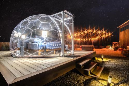Glendale House | Stargazing Retreat with Hot Tub Deck Hammocks BBQ
