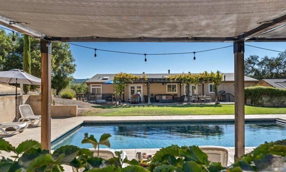 Cloverdale House | Starling’s Rest: Wine Country Retreat for 10, pool, spa, firepit, play area