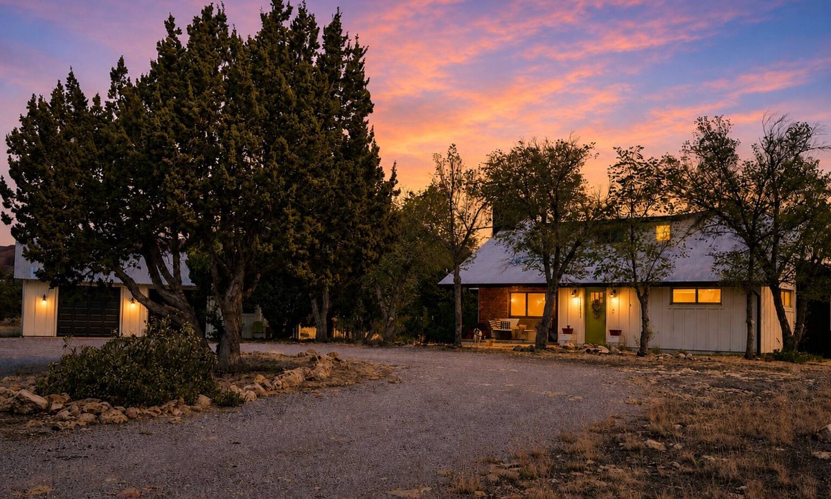Winona House | Stay ON Route 66 Bridge - 40s Farmhouse - 100-Year Anniversary