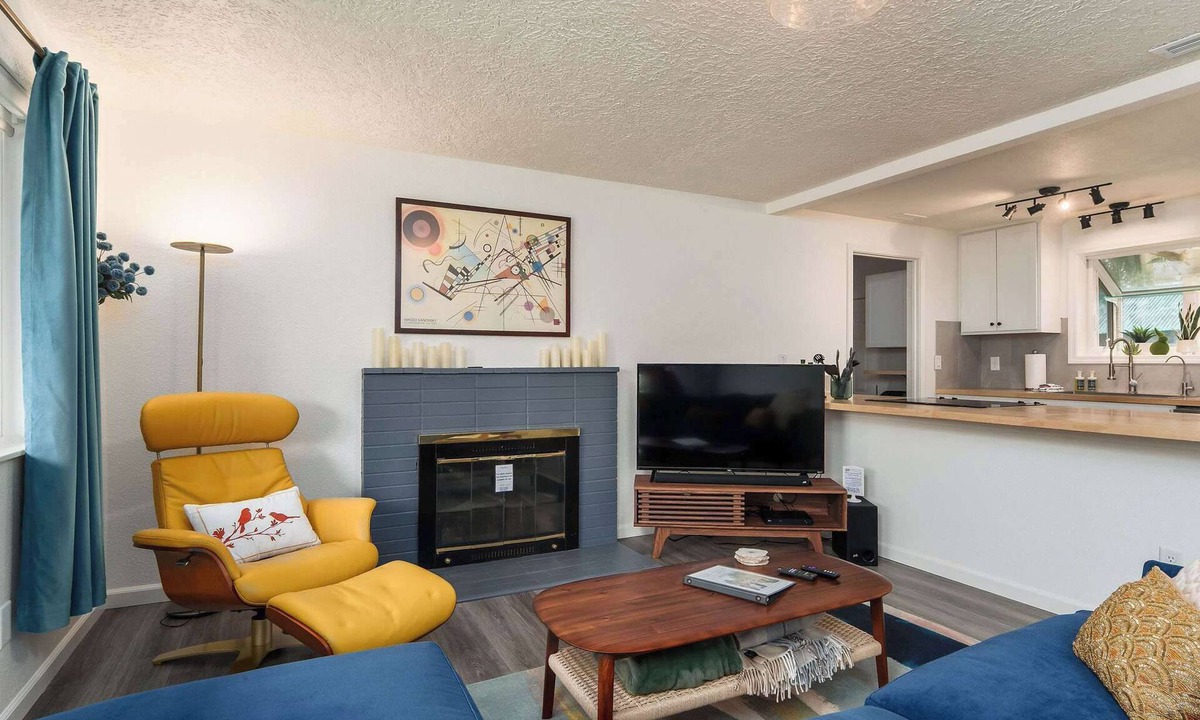 Northwest Vancouver House | #StayinMyDistrict Quiet 2BR Office Pet Friendly