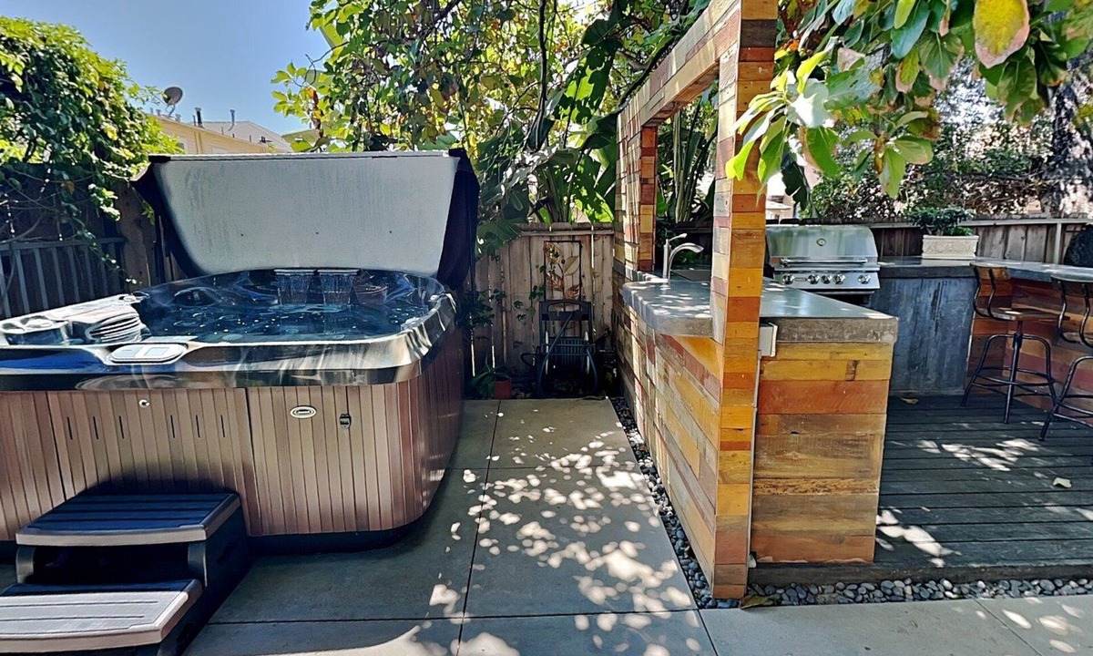 Golden Hill House | Steps to Broadway! Near Downtown, Zoo, Coronado, The Midway, SD BAY, NEW Jacuzzi, BBQ!