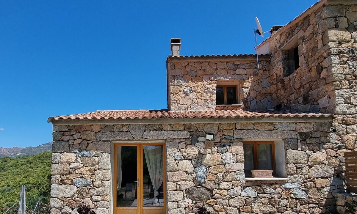 Arbellara House | Stone house located between sea and mountains