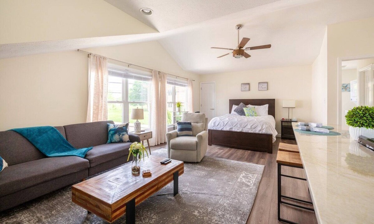 Kennedy King House | Studio Suite -5 Min to Downtown!