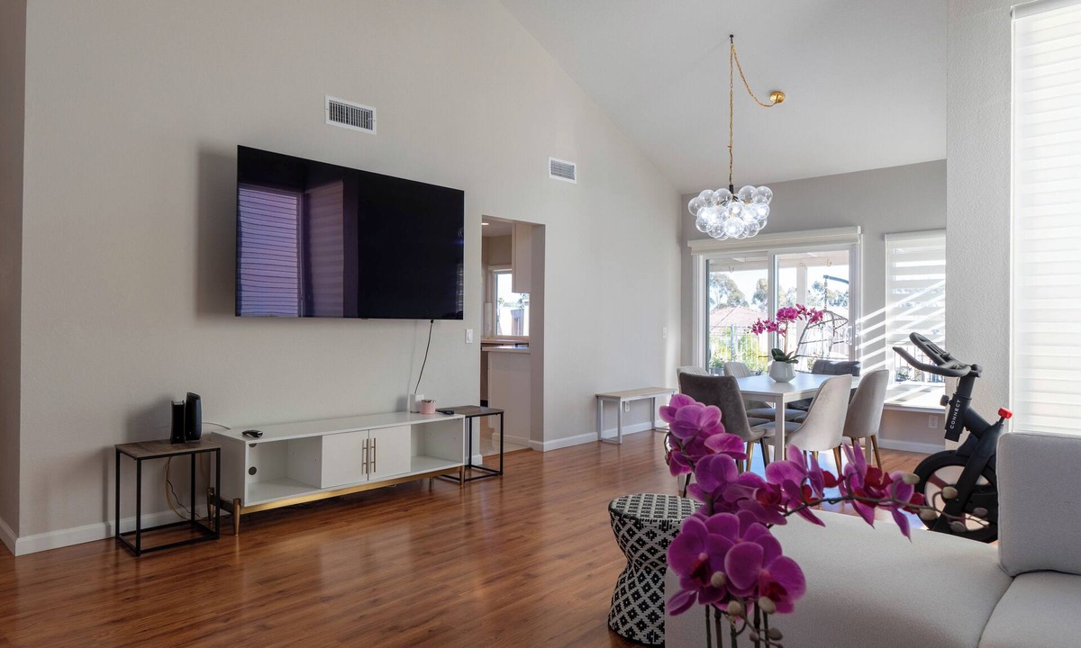 Torrey Highlands House | Stunning 4-Bedroom Coastal Light Retreat In Cool San Diego