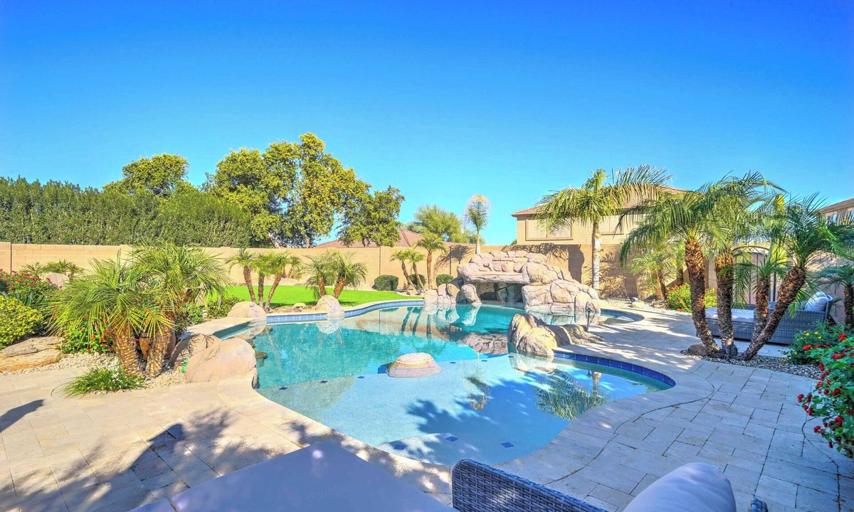San Tan Valley House | Stunning 5-Bedroom, 3-Bathroom Western Golf Retreat in Johnson Ranch, Arizona