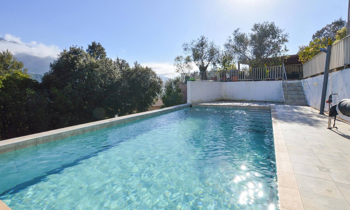 Vero House | Stunning home in Vero with private swimming pool, can be inside or outside