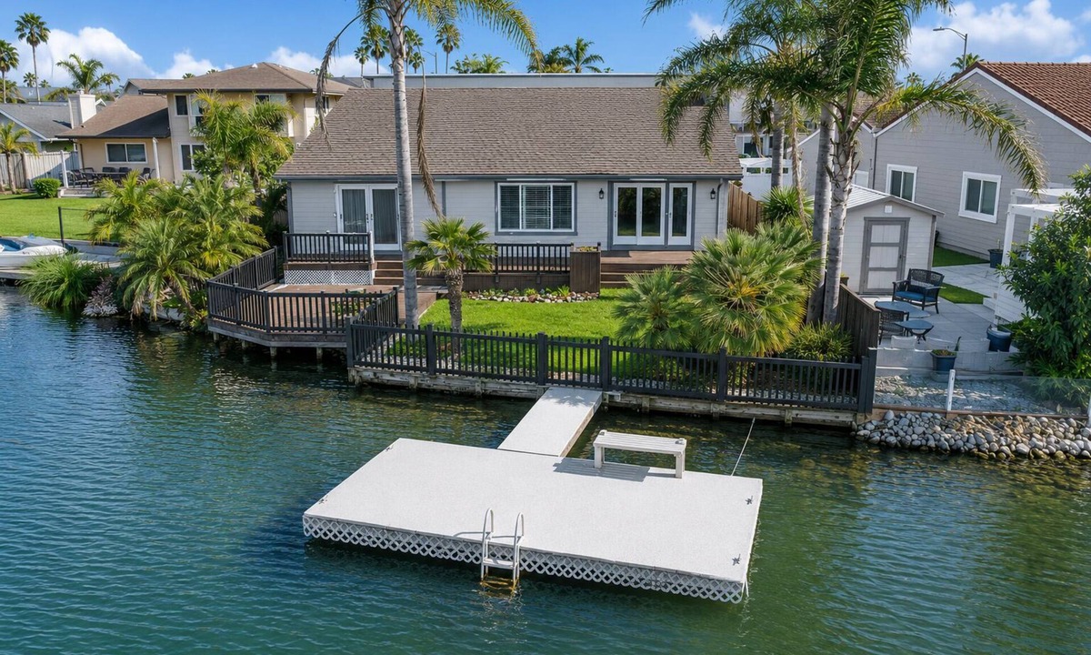 Discovery Bay House | Stunning Views Beautiful Lakehouse