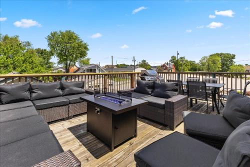 Holy Cross House | Stylish 2-Story Retreat w Balcony & Parking