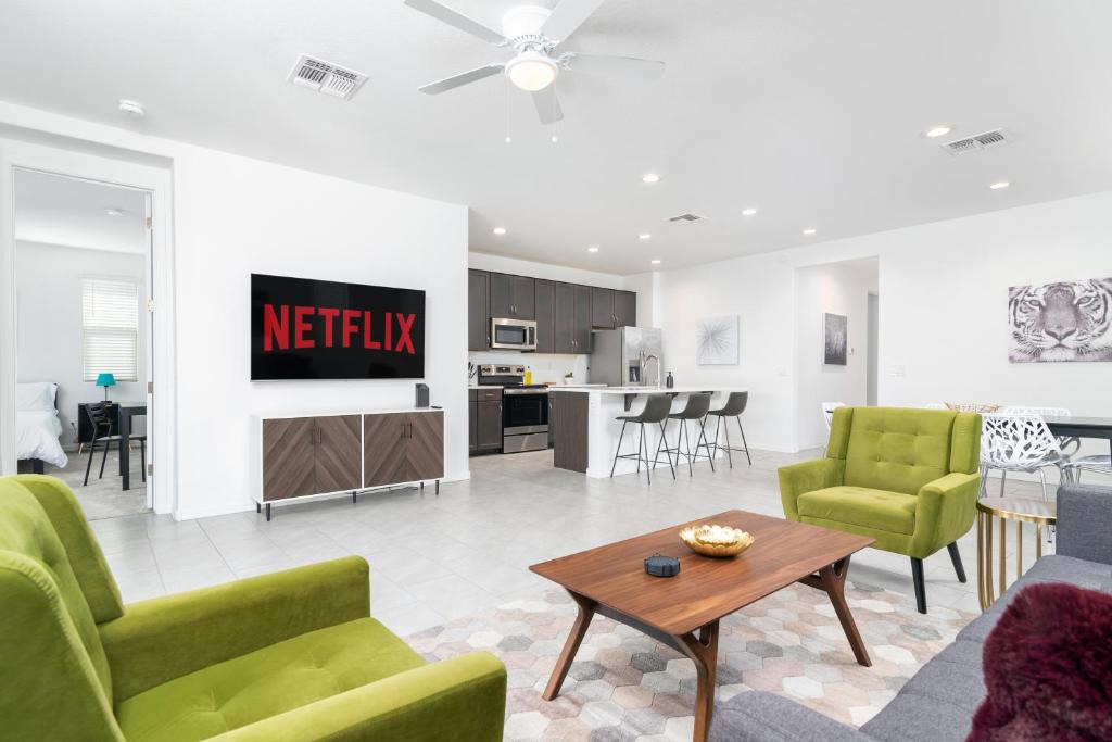 Tamaron House | Stylish & Bright Gem ~ King/Queen Beds ~ Backyard!