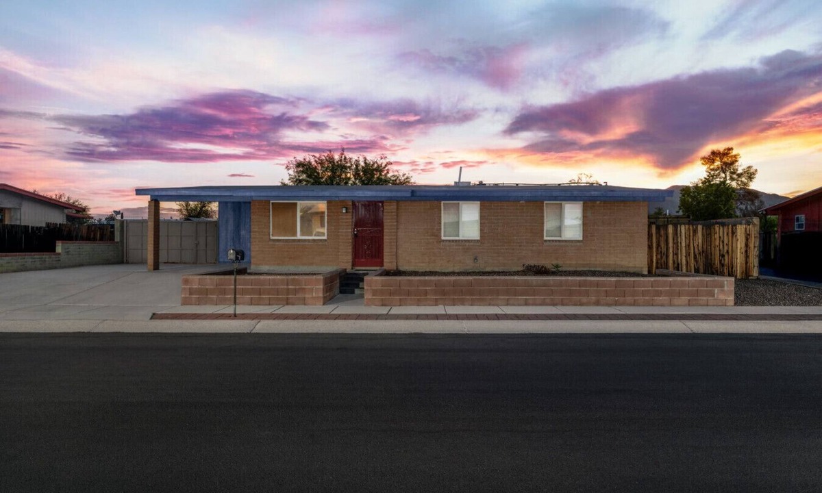 Casas Adobes House | Stylish/Grill/Carport/3 BR 2 BA/Big Yard
