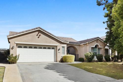 Greenacres House | Stylish Silver Falls 4BR KING Master Game Room