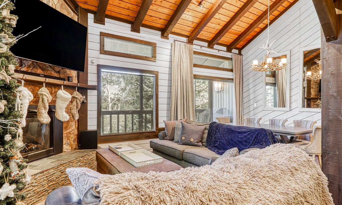Brian Head Condo | Stylish Ski-in/Ski-out Retreat W/Deck, Fireplace and Gourmet Kitchen!