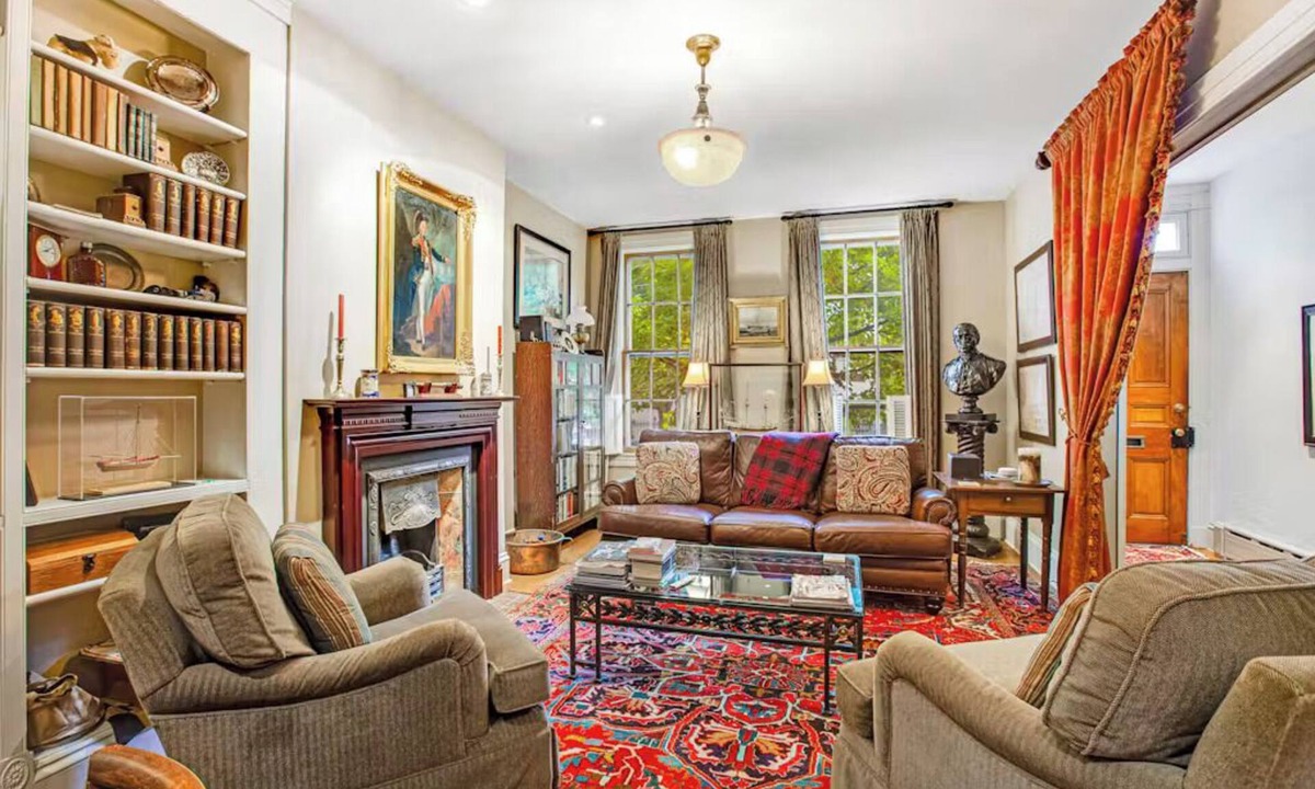 Historic District House | Submariner's Gate - Historic 4-bedroom home in charming Annapolis with parking
