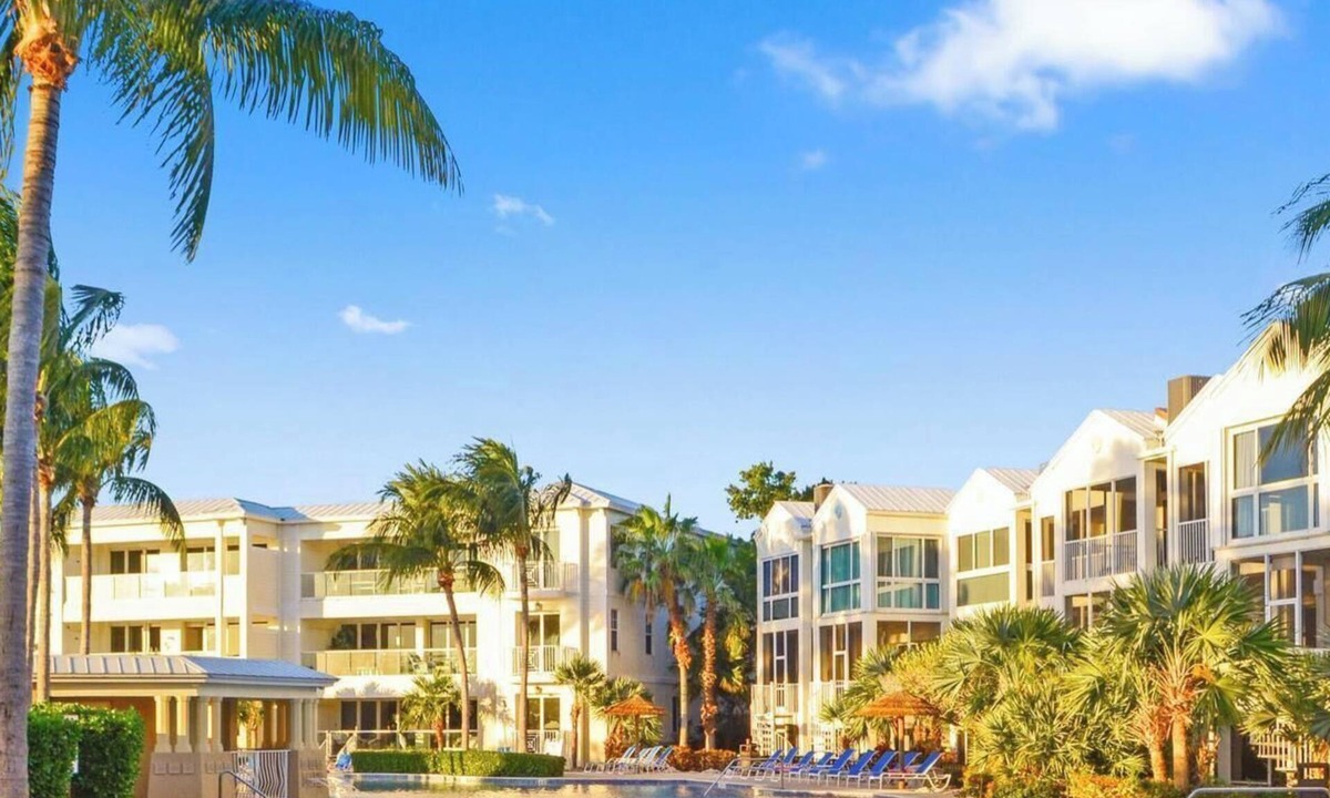 Rock Harbor House | Summer Dates Open Spacious 4BR/3BA Mariner's Club Retreat w pools & pickleball
