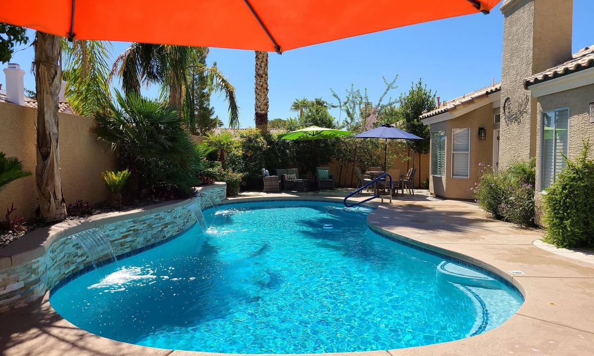 Paradise House | Summer in Vegas! Private Pool, Peaceful Area, Minutes to the Strip/5*