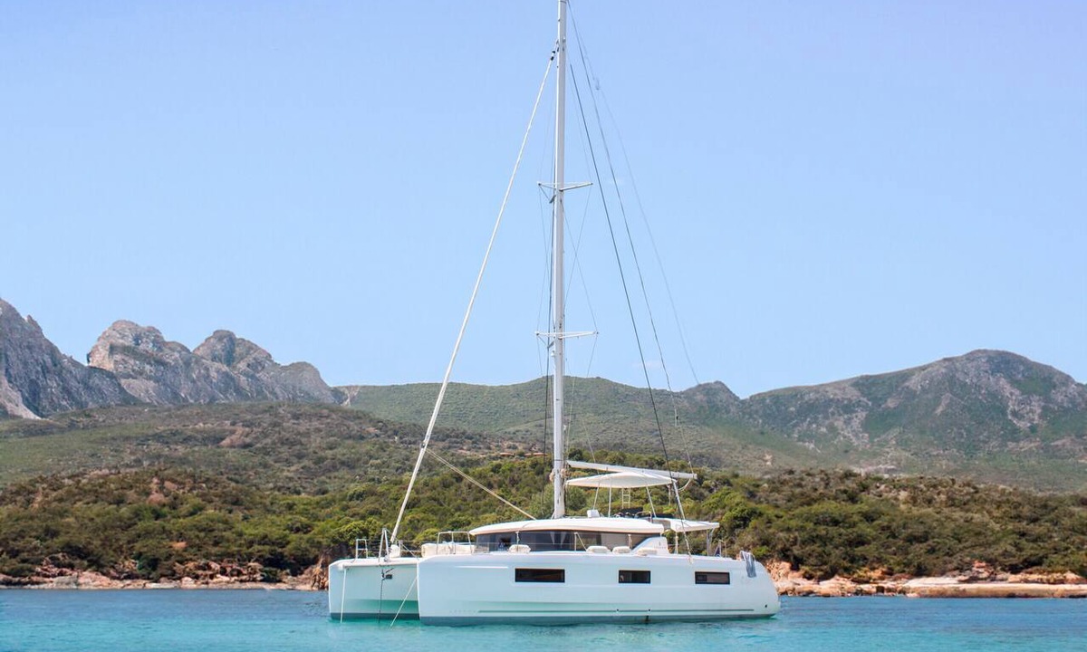 Ajaccio Boat Rental | Sun-Kissed Sailing Adventure in Córcega