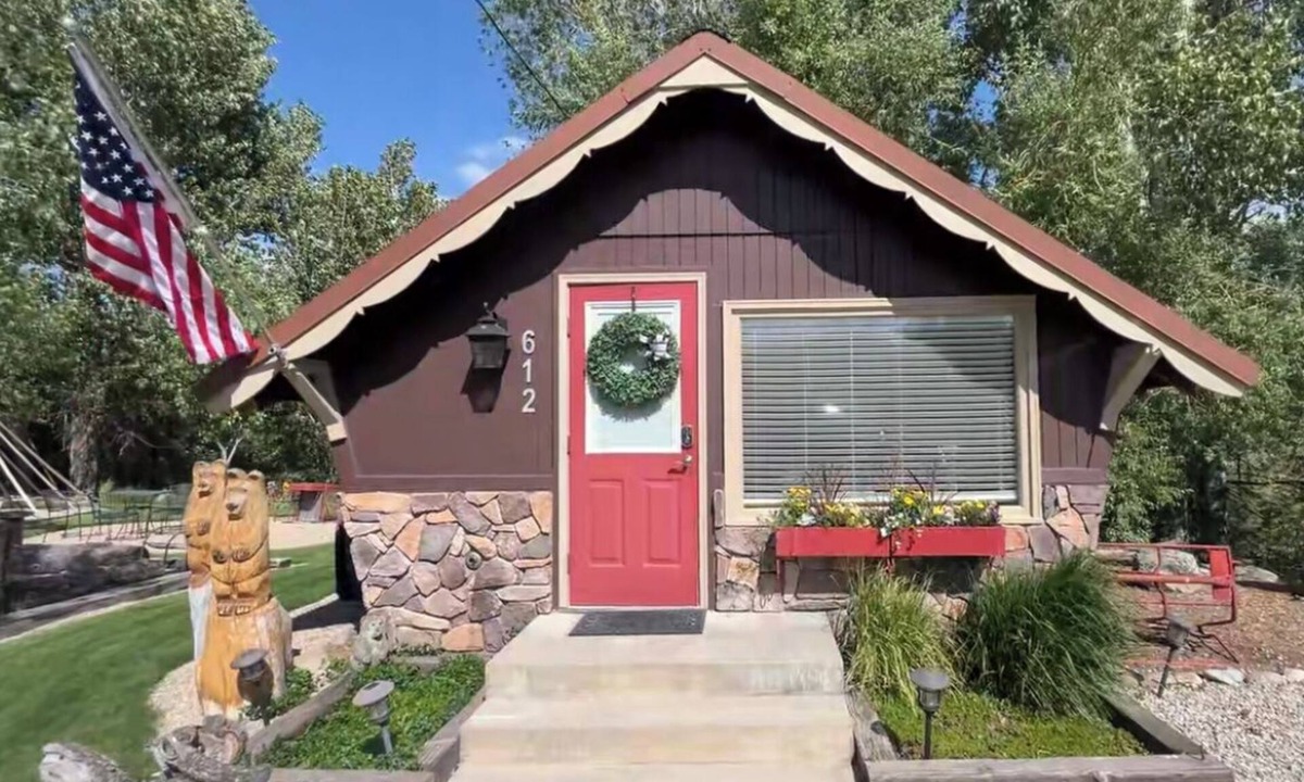 Darby Cabin | SunDown Cabin on Main Street in Darby