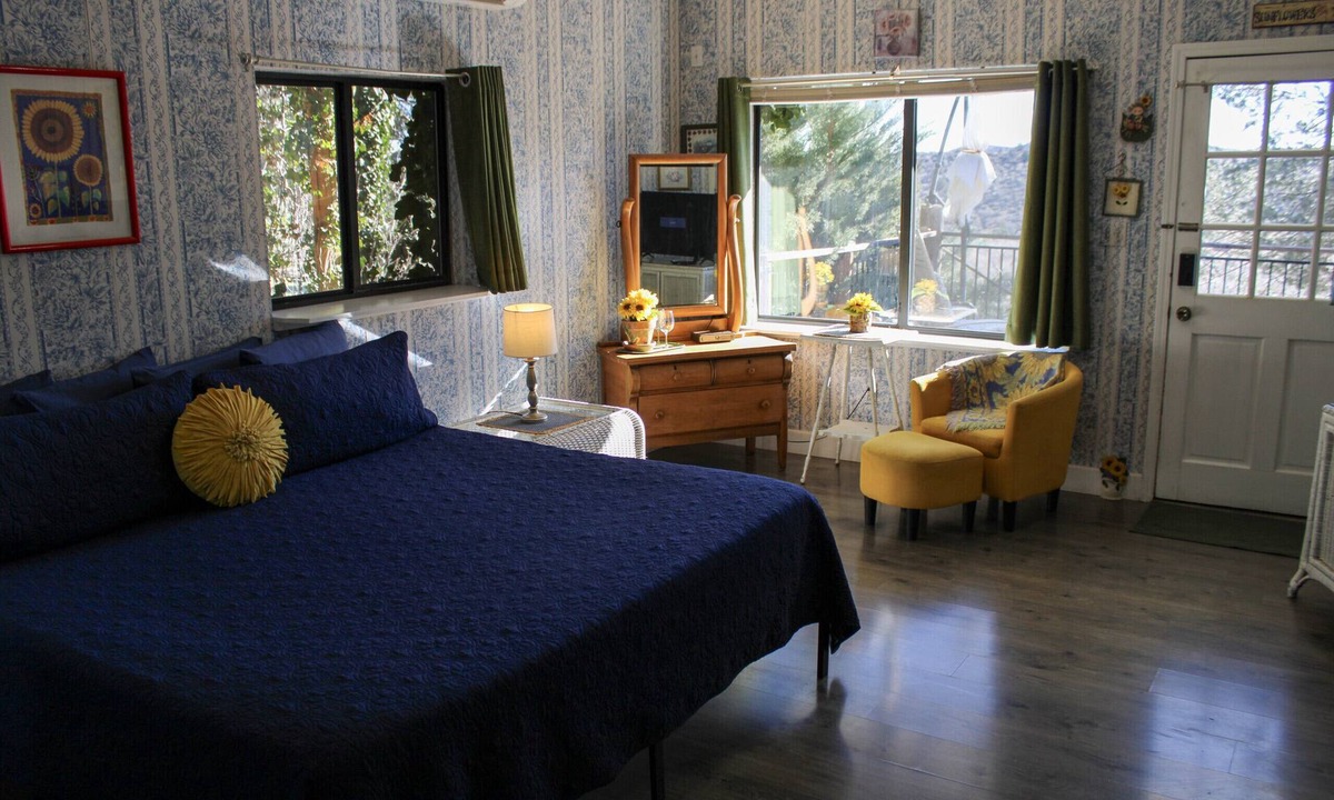 Prescott House | Sunflower Room - Prescott Cabin Rentals