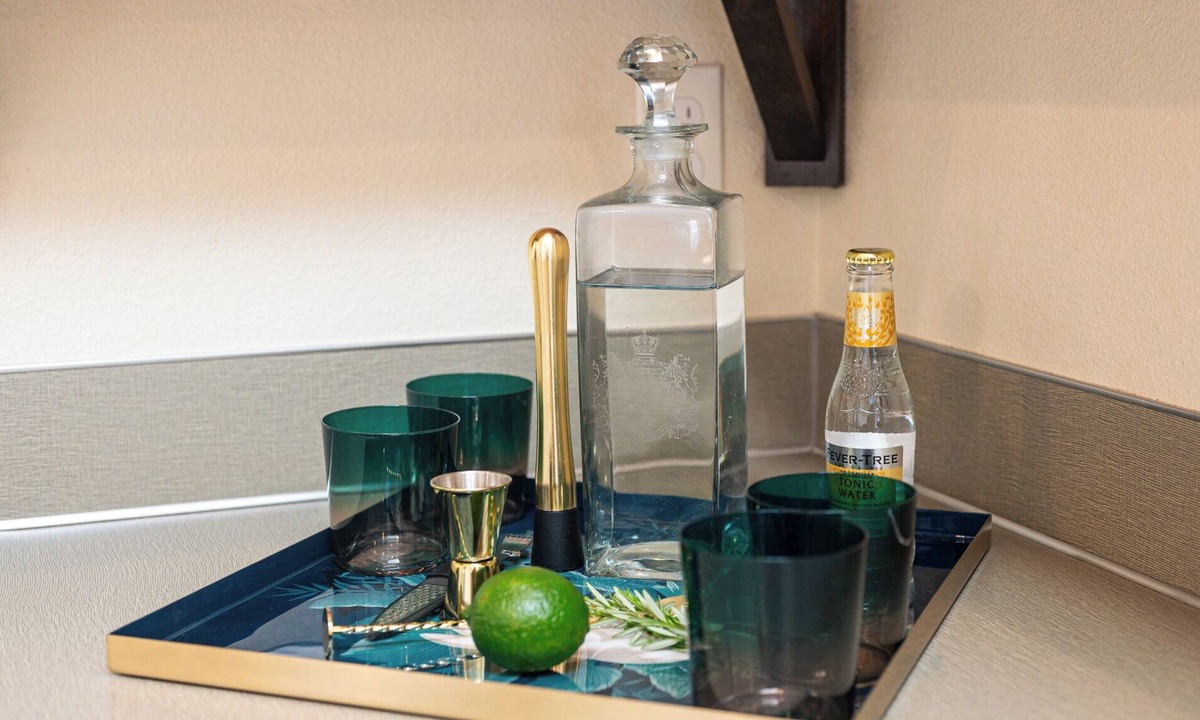 Kerns Cottage | Sunlit Laurelhurst Cottage - Office, Dog-Friendly