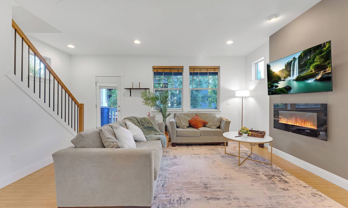 Cedar Hills House | Sunny Getaway on Compass Dr #42468