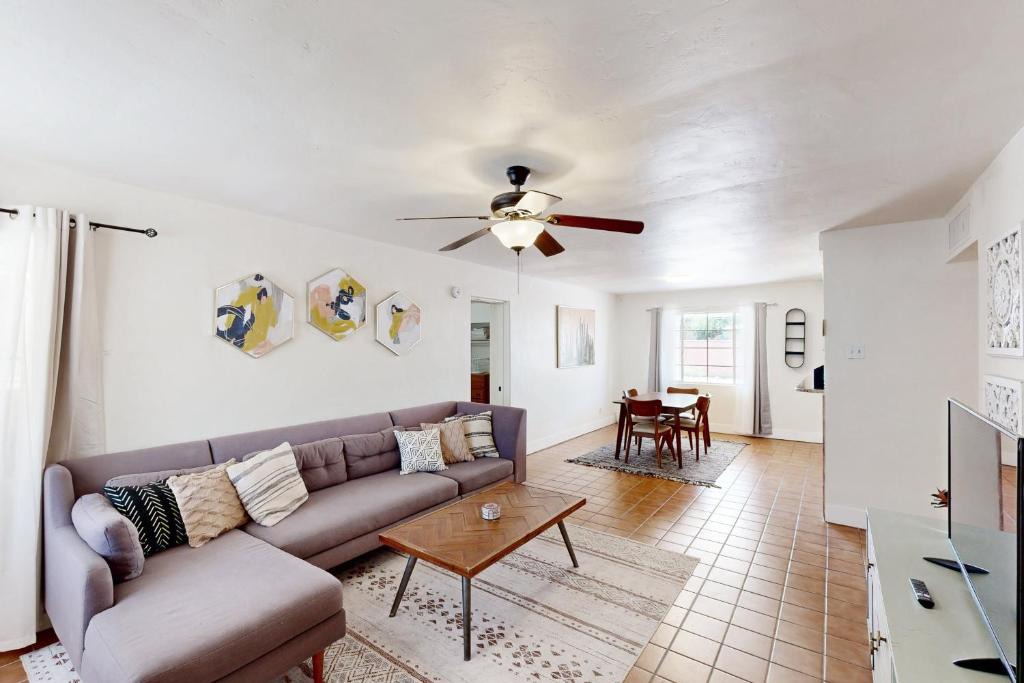 Rosemont West House | Sunny Oasis