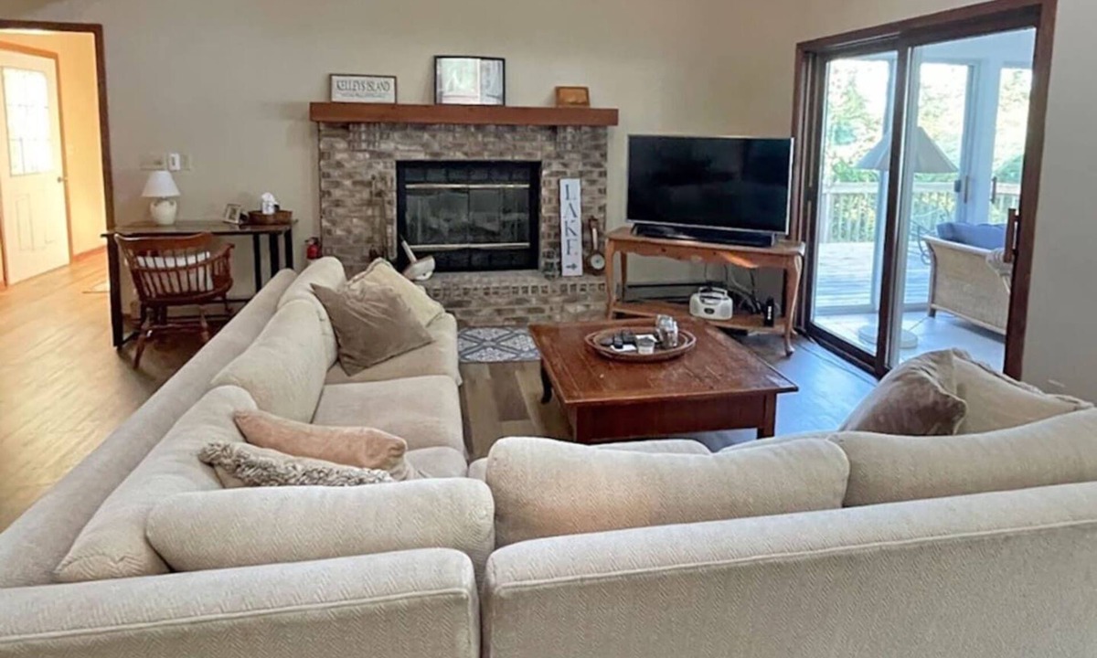 Kelleys Island House | Sunshine Daydream - 4 Bedrooms/2.5 Bathrooms