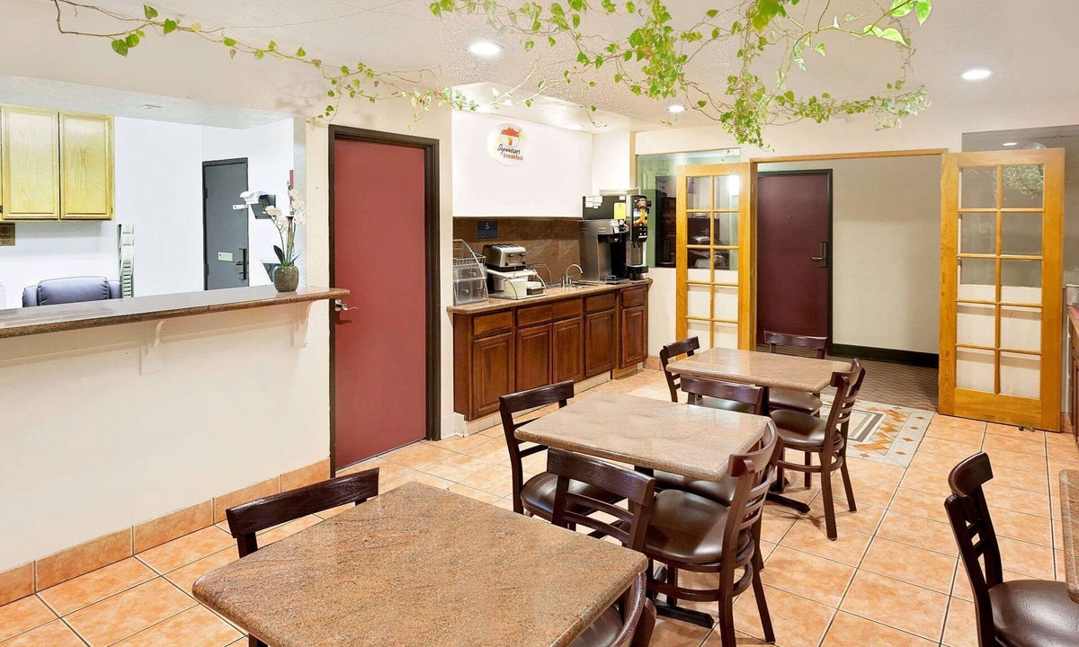 Yucca Valley Hotel | Super 8 by Wyndham Yucca Val/Joshua Tree Nat Pk Area