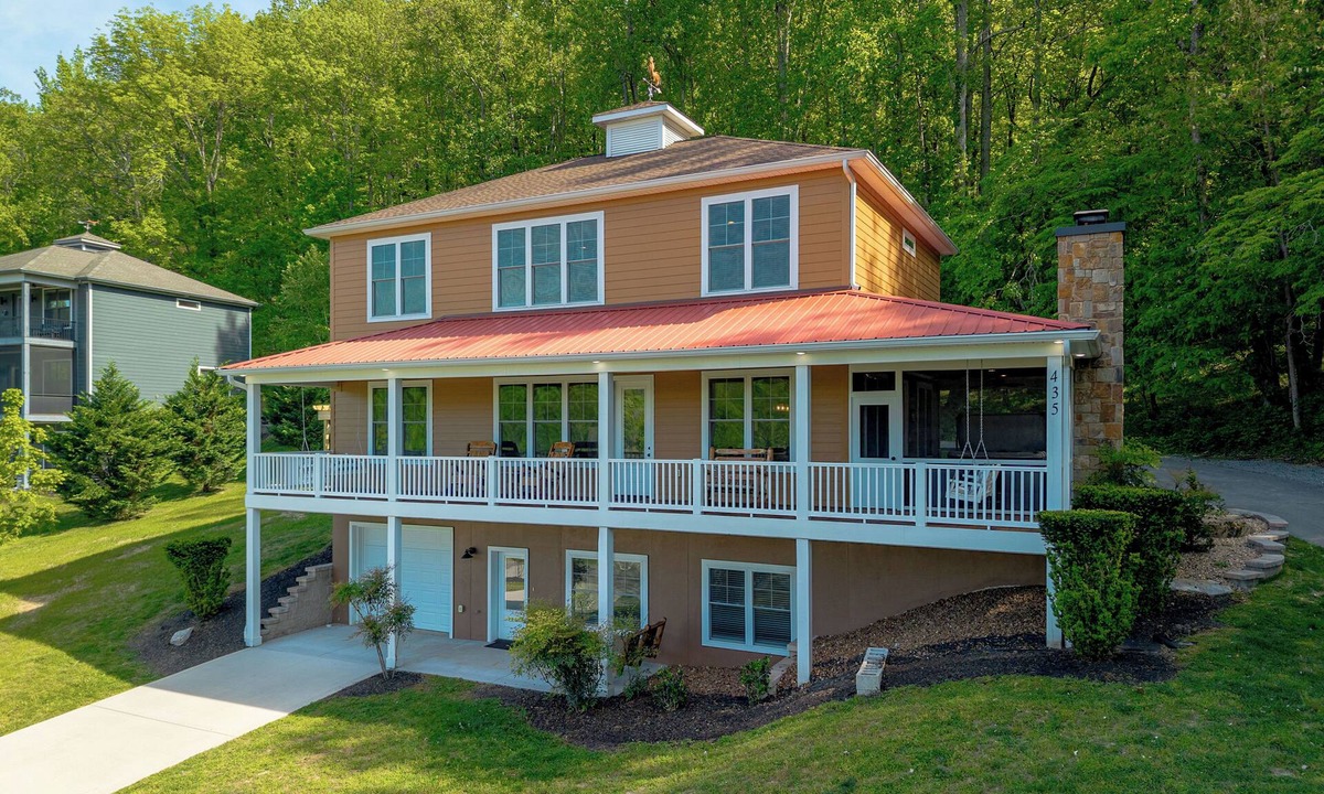 Silver Point House | Super Spacious | New Patio | Hot Tub | #1 Location