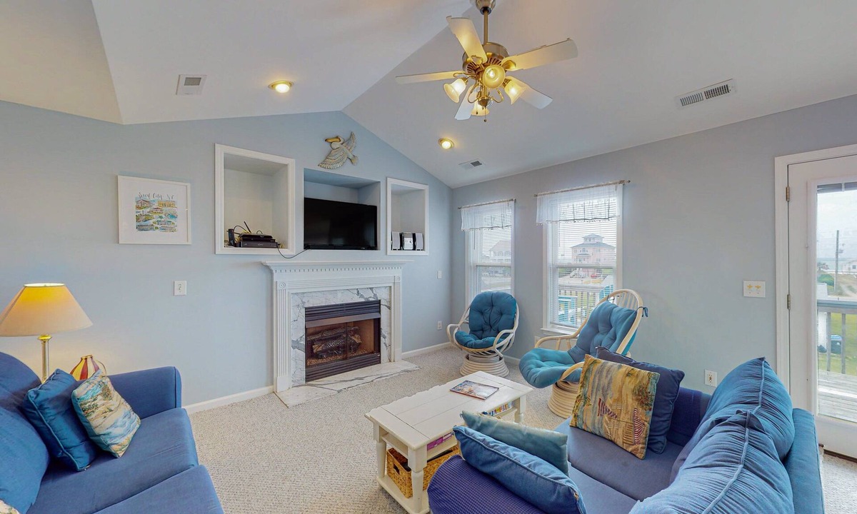 Surf City House | Surf City 4BR Close to Town with Hot Tub!