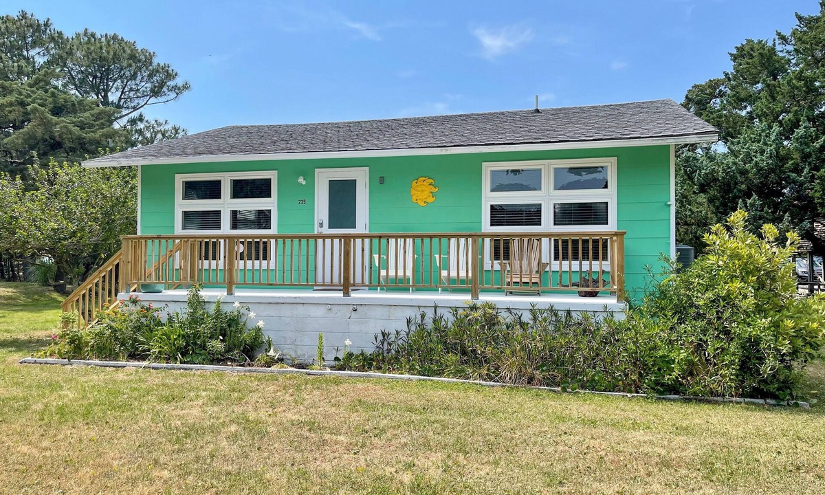 Ocracoke House | Sutton Place: Large yard perfect for outdoor activities.
